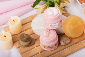 A Beautyful Woman Should Break Her Mirror